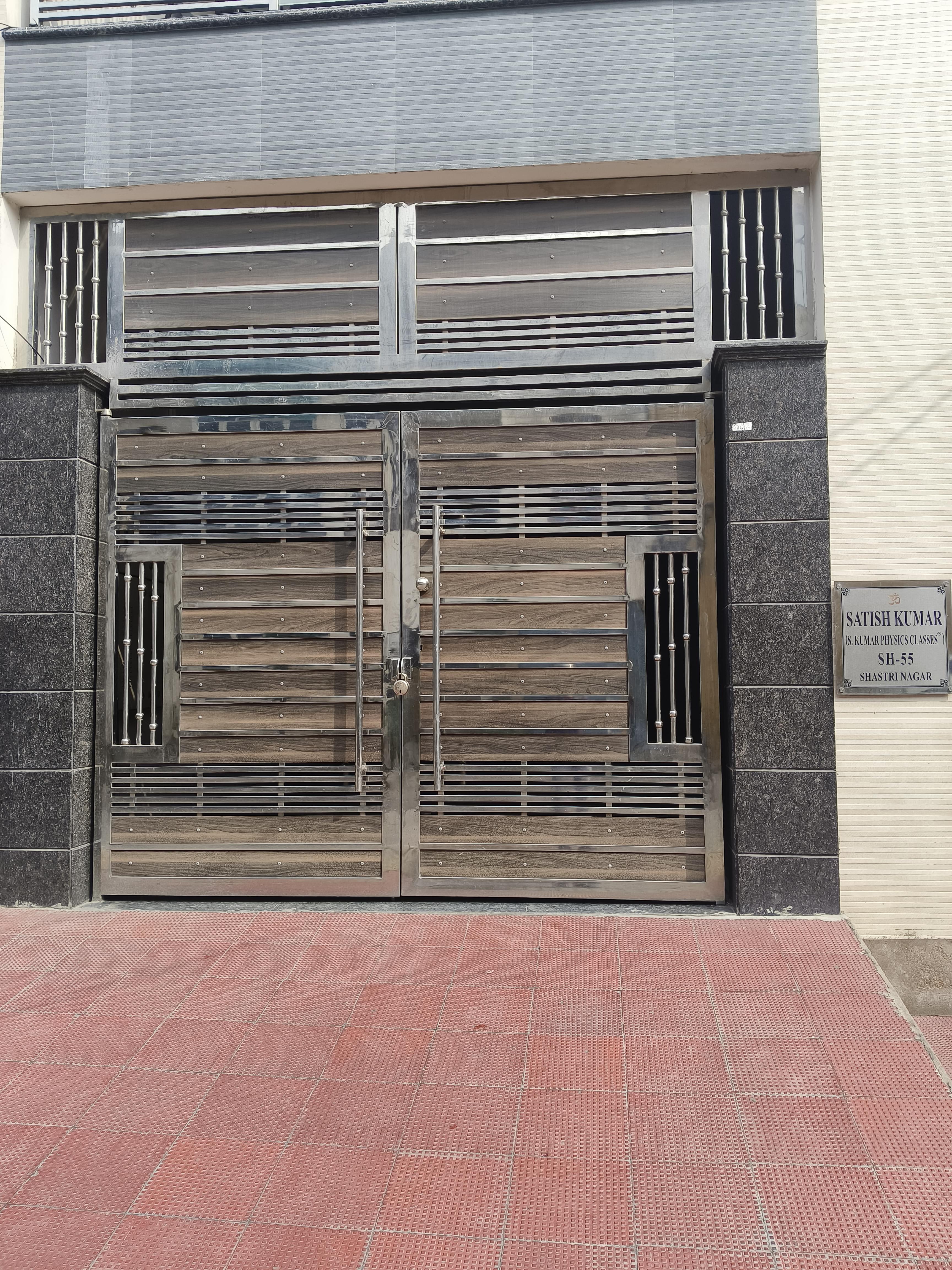 S Kumar Physics Classes by Satish Kumar Sir Front view photo 2