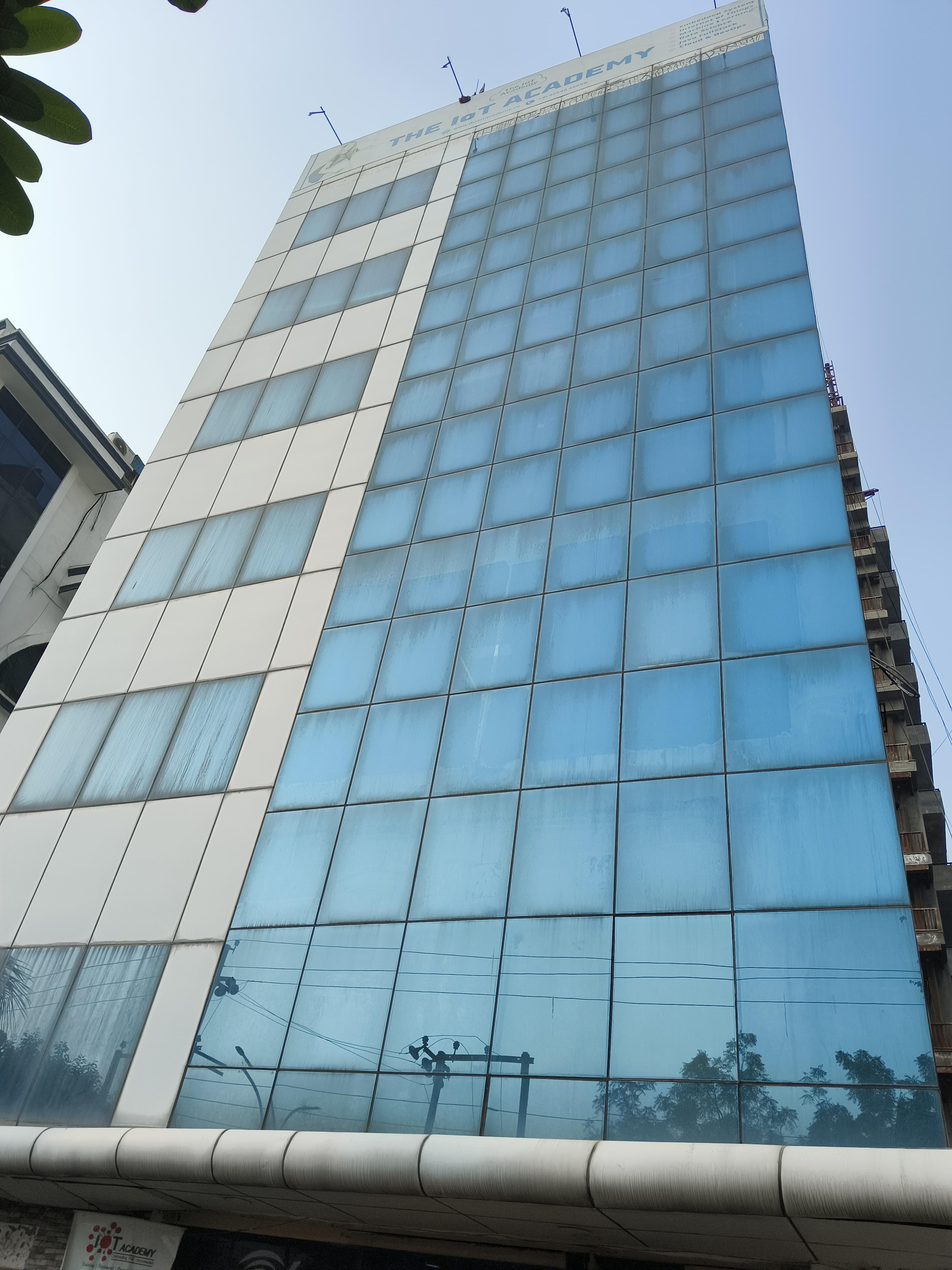 The IoT Academy THE IOT - Frontview photo 1