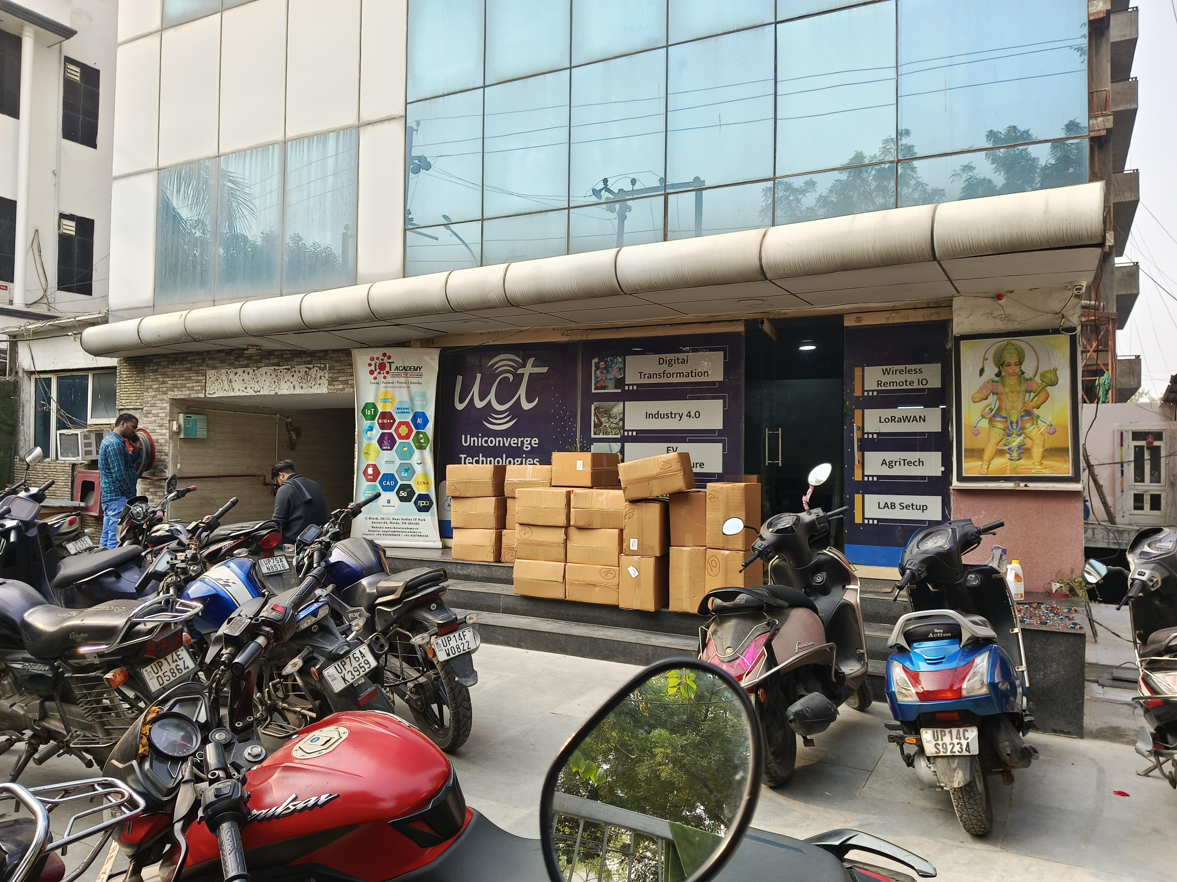 The IoT Academy THE IOT - Frontview photo 3