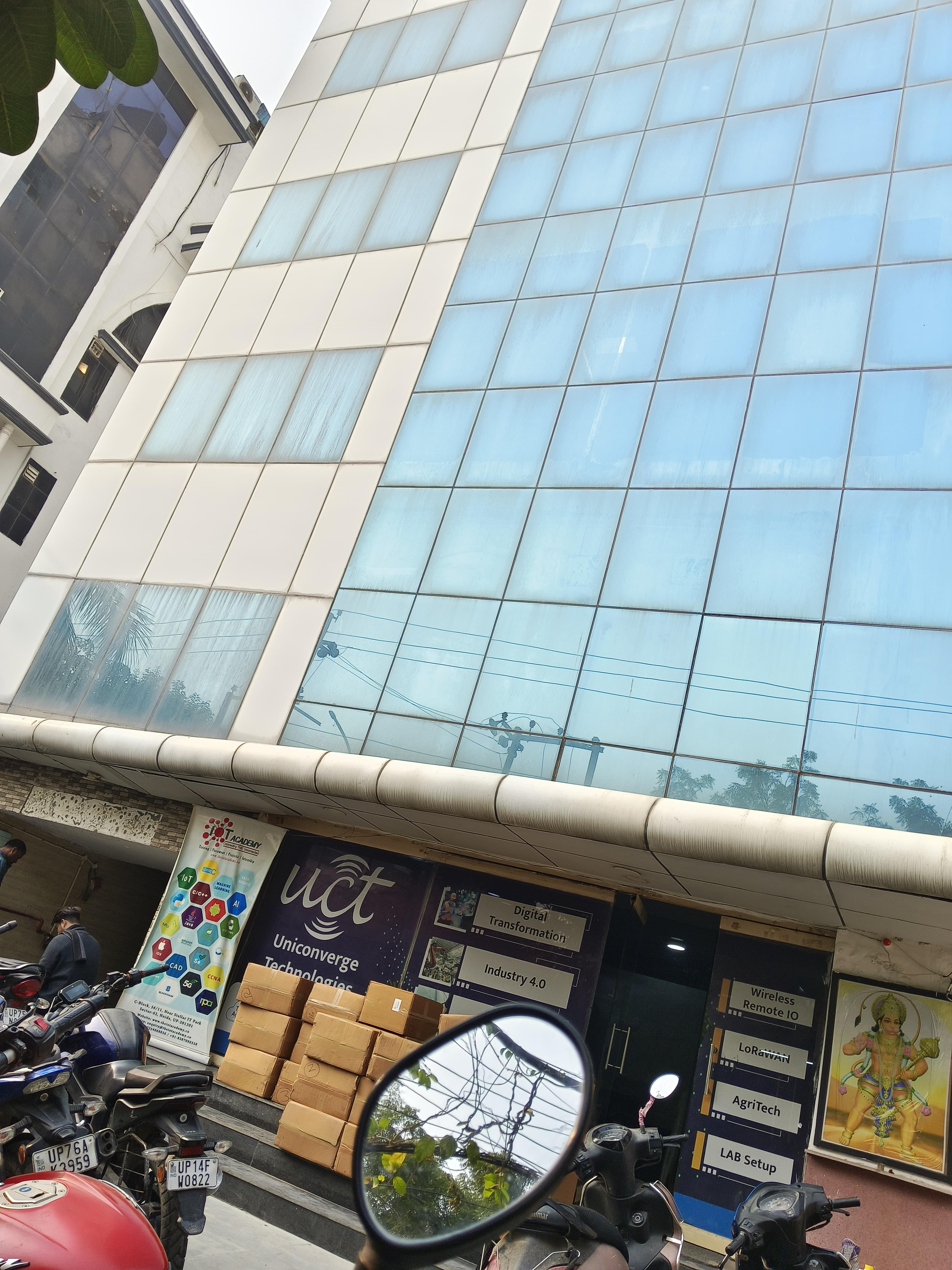 The IoT Academy THE IOT - Frontview photo 2