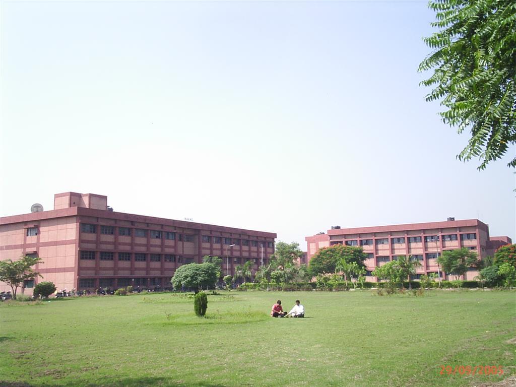 Shaheed Bhagat Singh College Academic Building photo 2