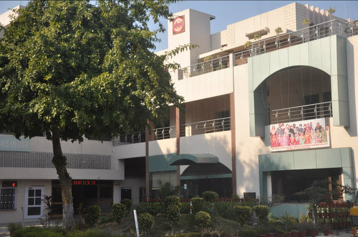 BBK DAV College for Women Amritsar Blooming Campus photo 1