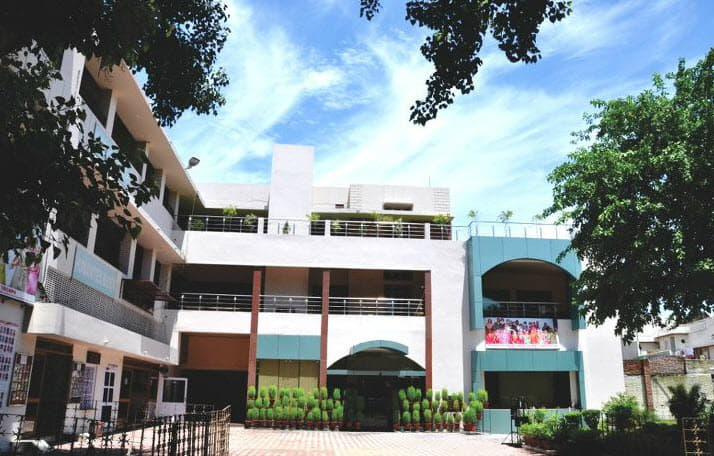 BBK DAV College for Women Amritsar Blooming Campus photo 2