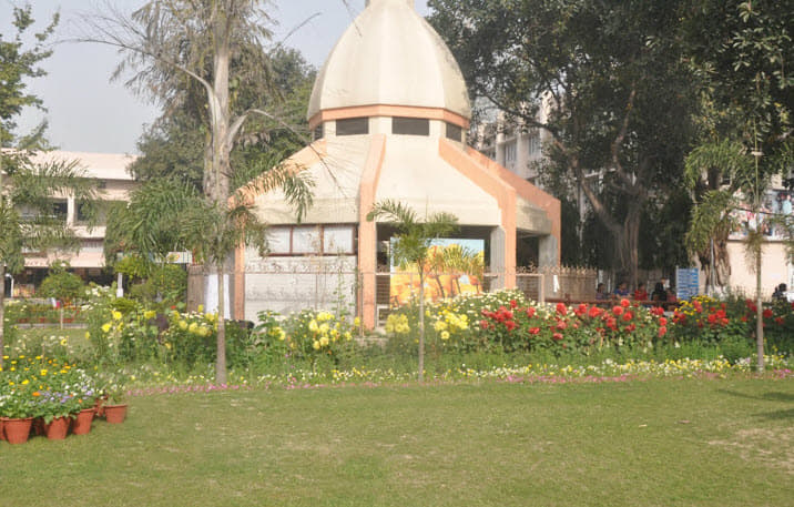 BBK DAV College for Women Amritsar Blooming Campus photo 4
