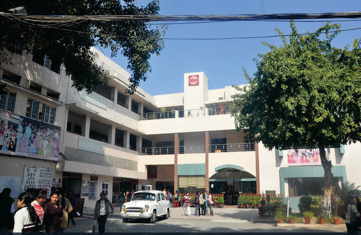 BBK DAV College for Women Amritsar Blooming Campus photo 6