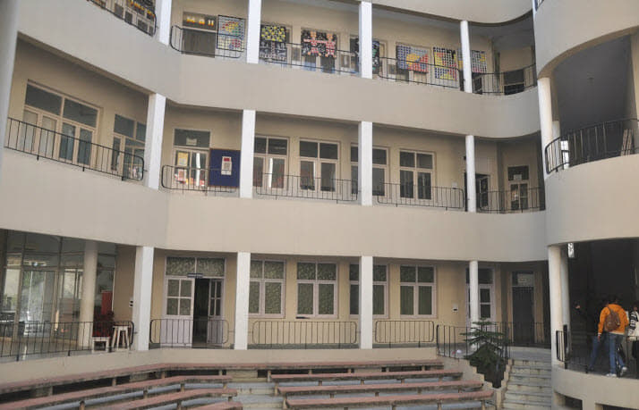 BBK DAV College for Women Amritsar Blooming Campus photo 9