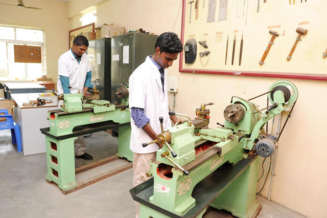 Meenakshi College of Engineering Chennai Labs photo 3