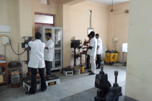 Meenakshi College of Engineering Chennai  Library photo 3