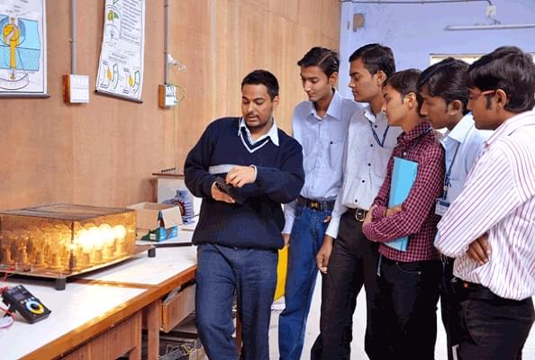 Hasmukh Goswami College of Engineering Ahmedabad Lab photo 1