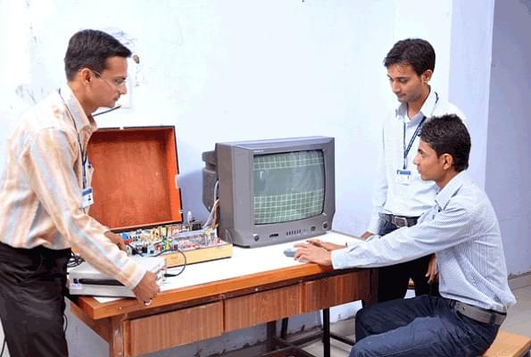 Hasmukh Goswami College of Engineering Ahmedabad Lab photo 3