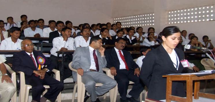 SS Maniyar Law College Jalgaon Extra Curriculars photo 1