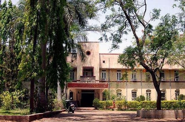 Gokhale Education Society's HPT Arts and RYK Science College Nashik Academic Building photo 2