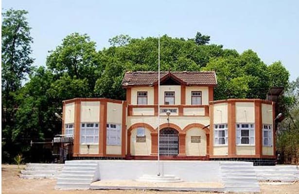 Gokhale Education Society's HPT Arts and RYK Science College Nashik Academic Building photo 3