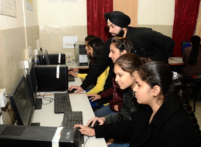 PCM SD College for Women Jalandhar Labs and Library photo 8