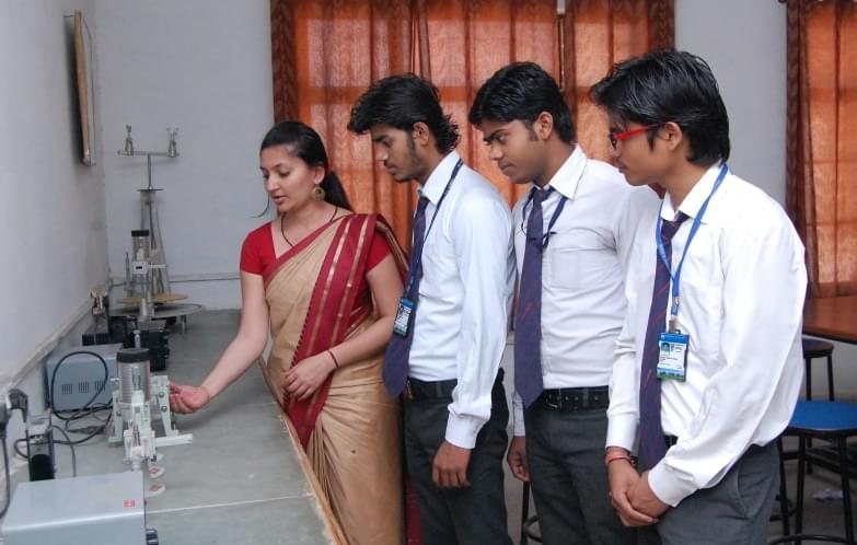 Bhagwant University Ajmer Laboratory and library photo 6