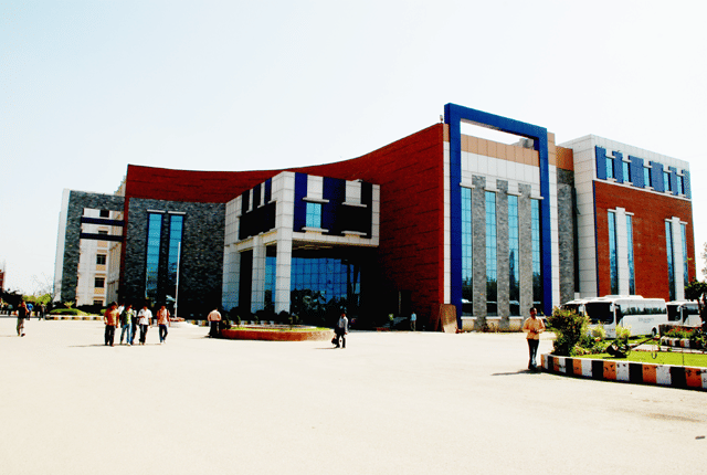 SRM University Ghaziabad Campus Building photo 3