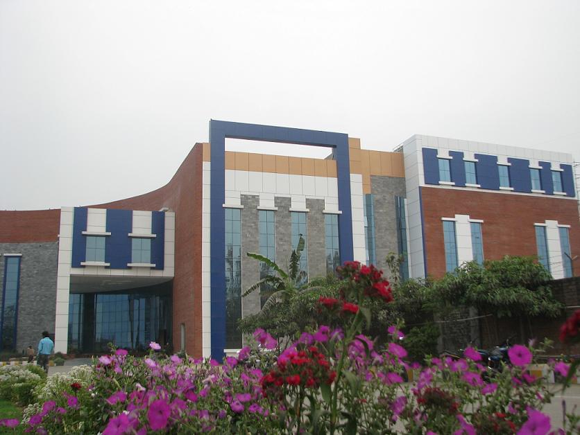 SRM University Ghaziabad Campus Building photo 4