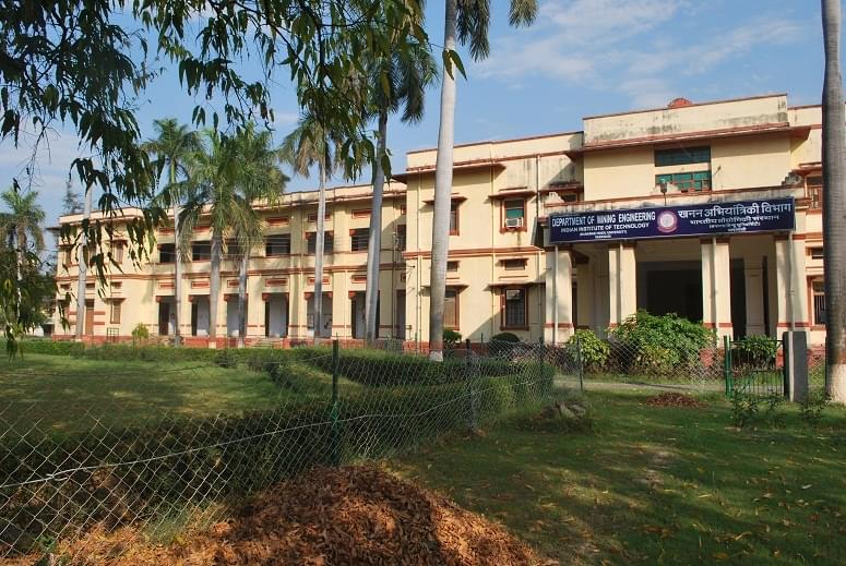 IIT BHU Academic Building photo 1
