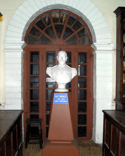 Maharaja's College Ernakulam College Building photo 3