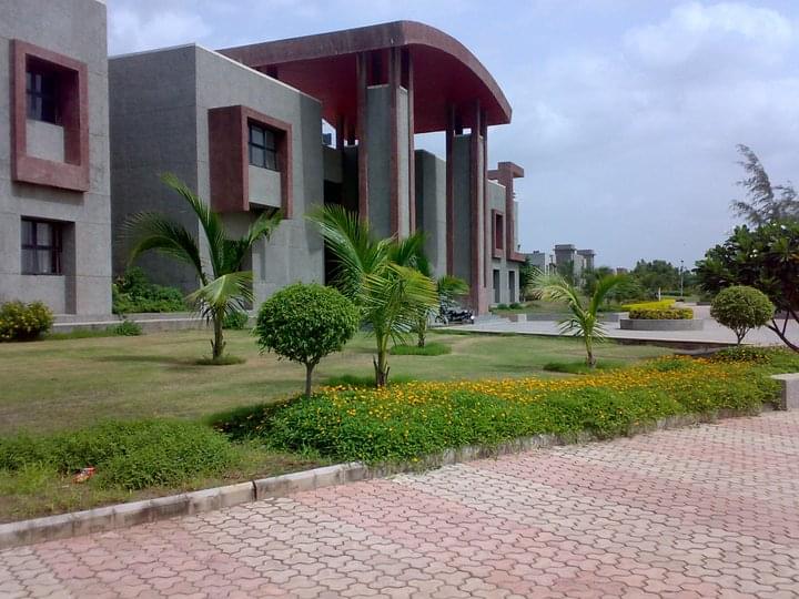 RK University Rajkot Academic Building photo 2