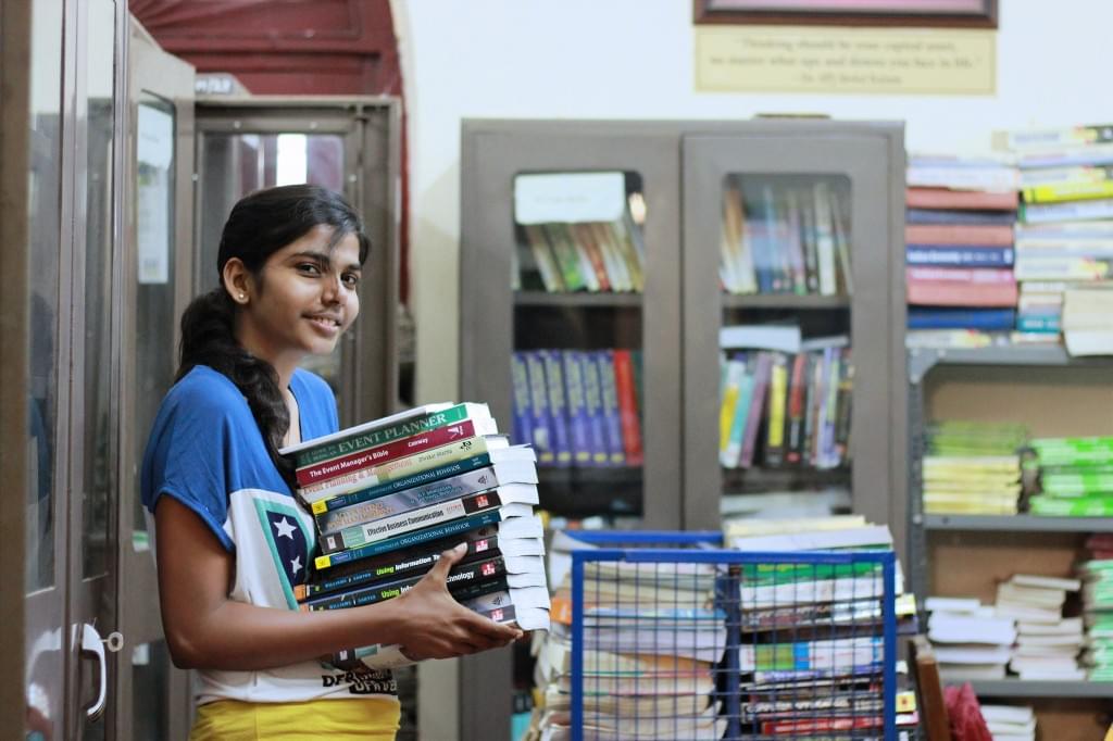 S. S. Dempo College of Commerce and Economics Panji College Library photo 3