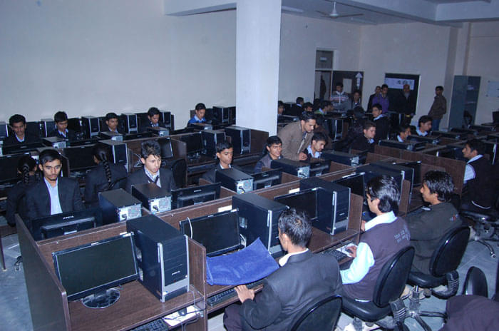 Career Point University Hamirpur Labs photo 1