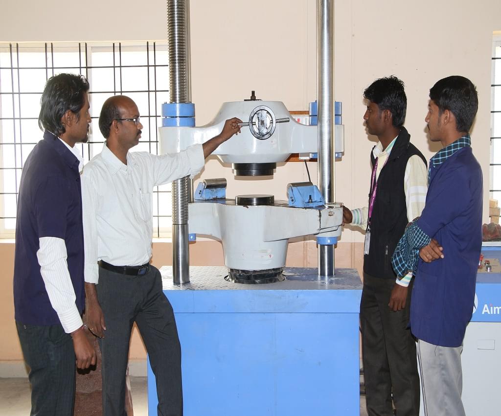 Biluru Gurubasava Mahaswamiji Institute of Technology Bagalkot Campus Laboratory photo 7