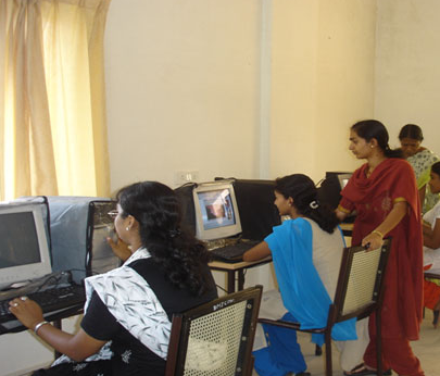 Bhagwan Mahaveer Jain College of Nurisng Bangalore Labs and com lab photo 1