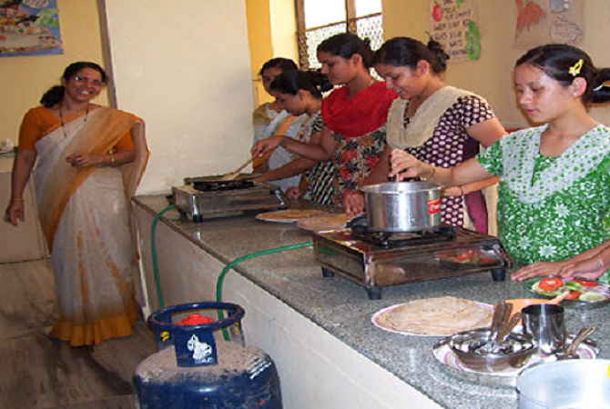 Bhagwan Mahaveer Jain College of Nurisng Bangalore Labs and com lab photo 3