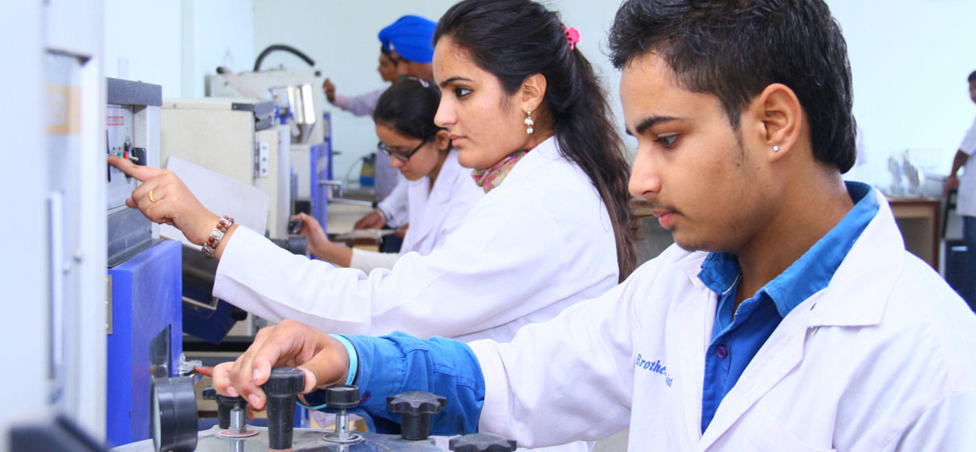 University School of Pharmaceutical Sciences, Rayat Bahra University Mohali Laboratory photo 1