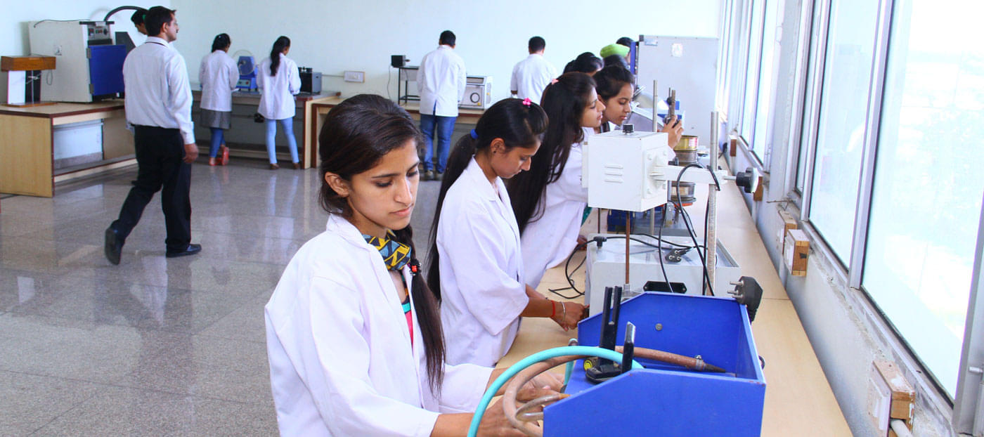 University School of Pharmaceutical Sciences, Rayat Bahra University Mohali Laboratory photo 3