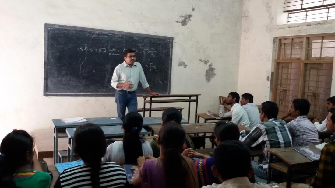 Moolji Jaitha College Jalgaon campus photo 1