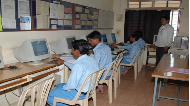 Rajarshi Shahu Mahavidyalaya Latur Library and Labs photo 3