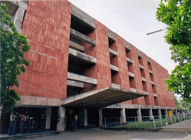 GMC Nagpur Academic Building photo 2