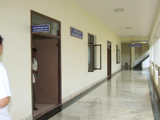 NRI Medical College Guntur Academic Building photo 9