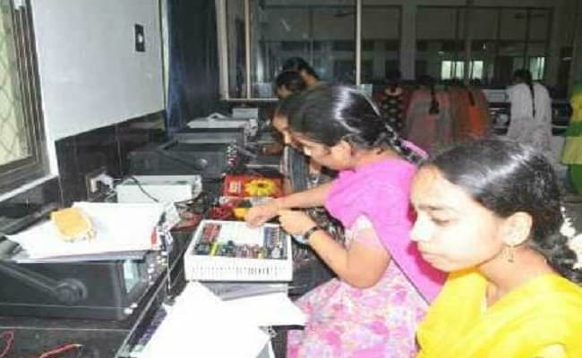 Bapatla Women’s Engineering College Laboratory photo 1
