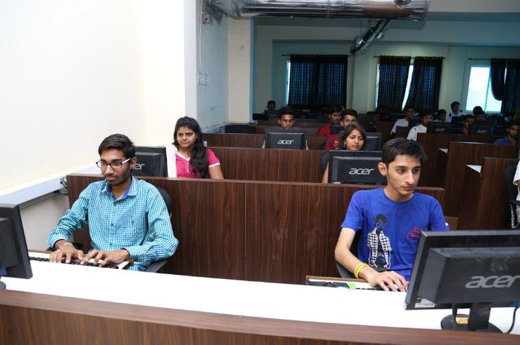 ITM Vocational University Vadodara Laboratory photo 1