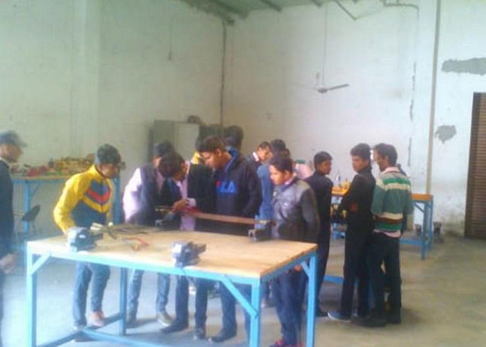 Adhunik College of Engineering Ghaziabad Labs photo 6