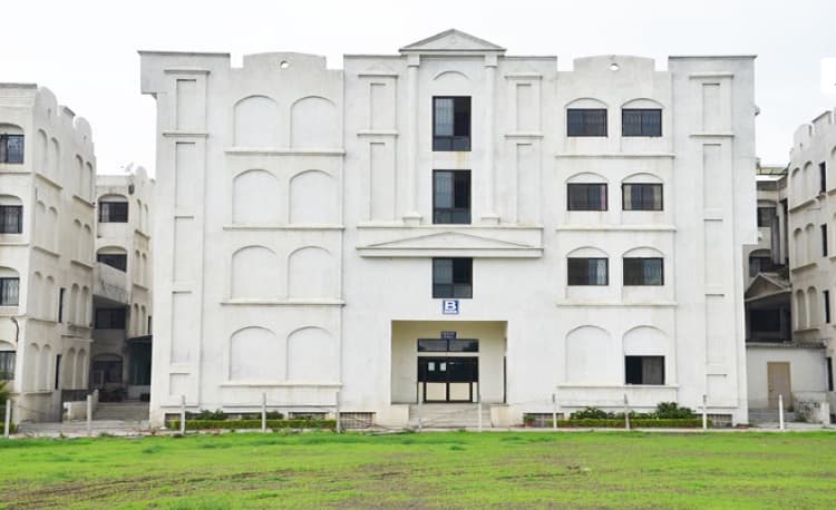 Modern Dental College and Research Centre Indore Academic Building photo 3