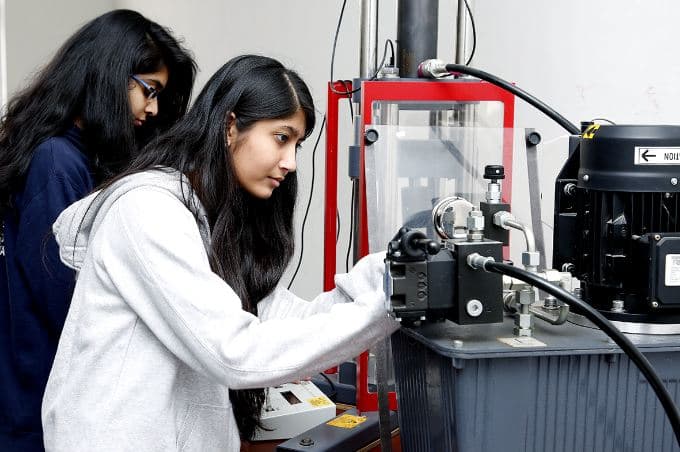 Mody University, School of Engineering And Technology Sikar Laboratory photo 5