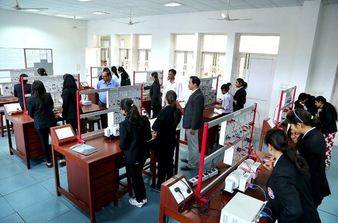 Mody University, School of Engineering And Technology Sikar Laboratory photo 9