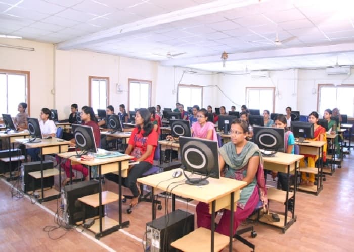 Dr. Suryakanta R. Ajmera M.C.A. College For Women Deopur Dhule Facilities photo 2