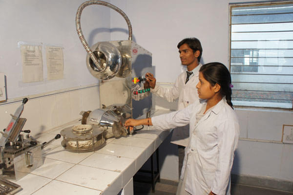 HR Institute of Pharmacy Ghaziabad Labs photo 2