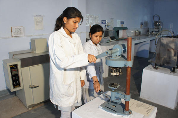 HR Institute of Pharmacy Ghaziabad Labs photo 3