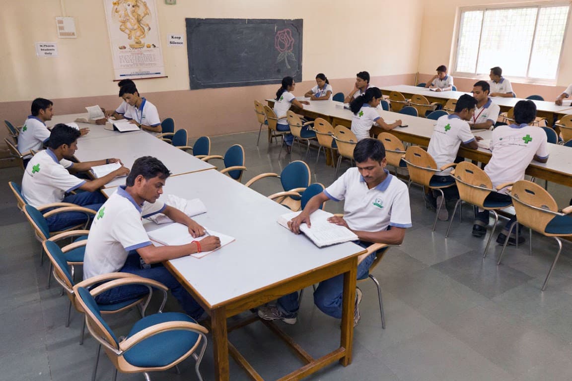 H.R. Patel Institute of Pharmaceutical Education & Research Shirpur Library photo 1