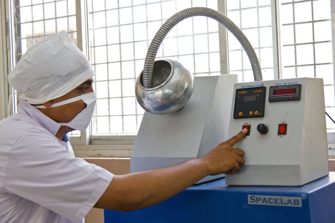 H.R. Patel Institute of Pharmaceutical Education & Research Shirpur Laborartory photo 1