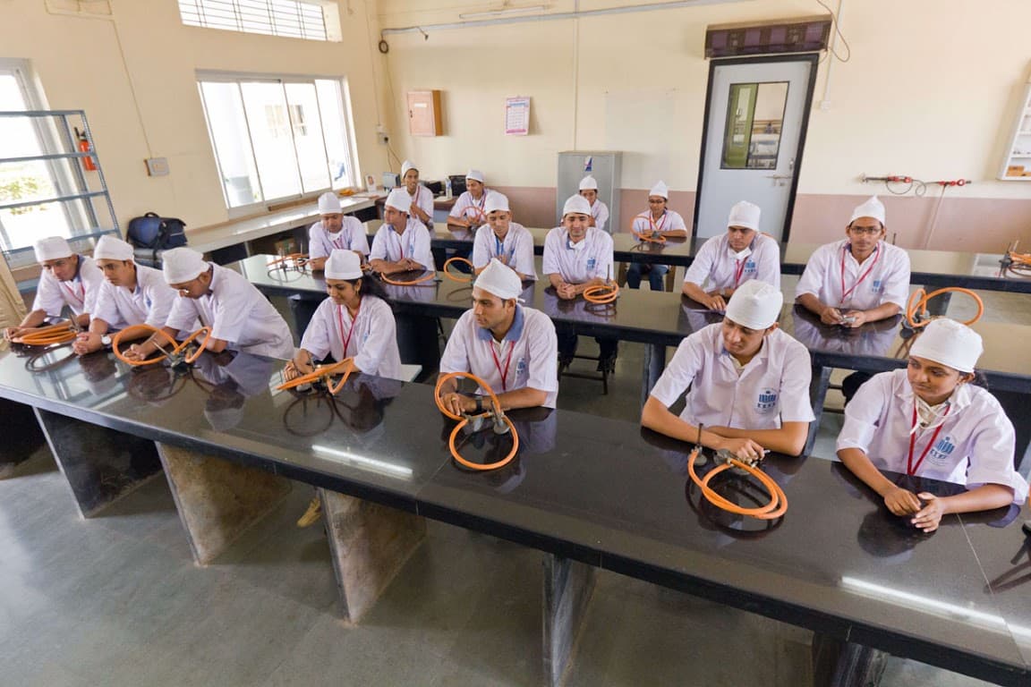 H.R. Patel Institute of Pharmaceutical Education & Research Shirpur Laborartory photo 2