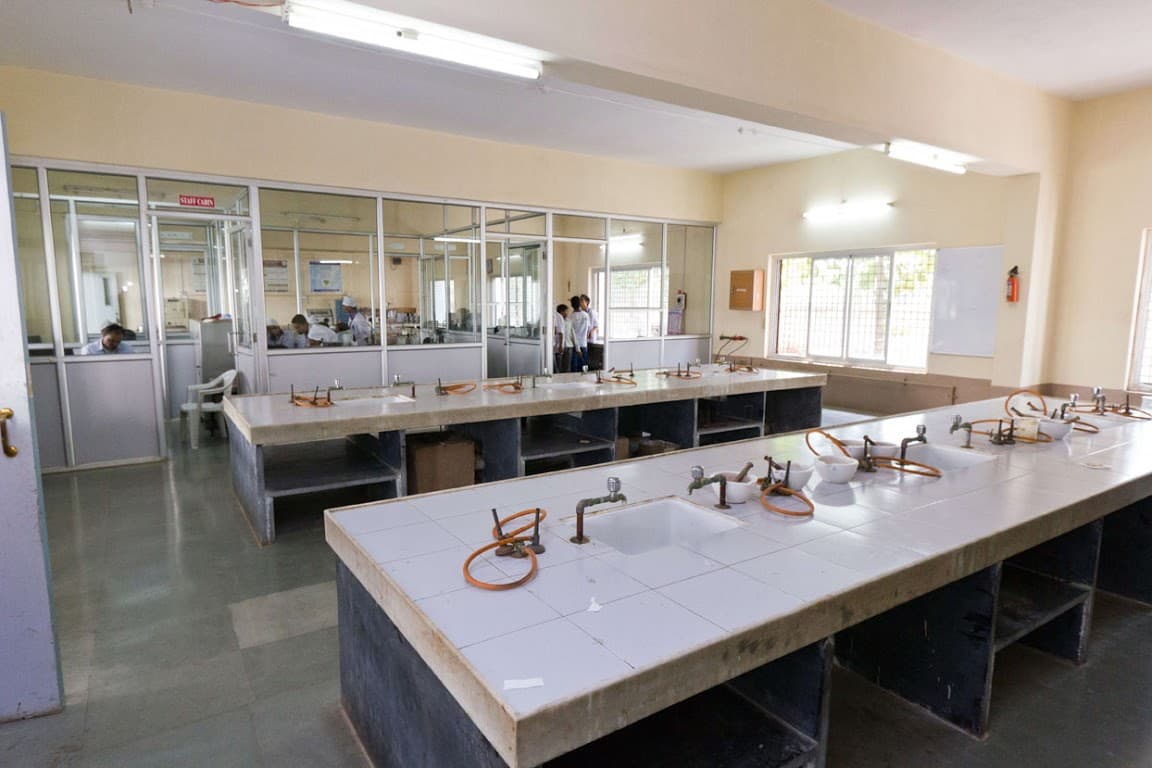 H.R. Patel Institute of Pharmaceutical Education & Research Shirpur Laborartory photo 6