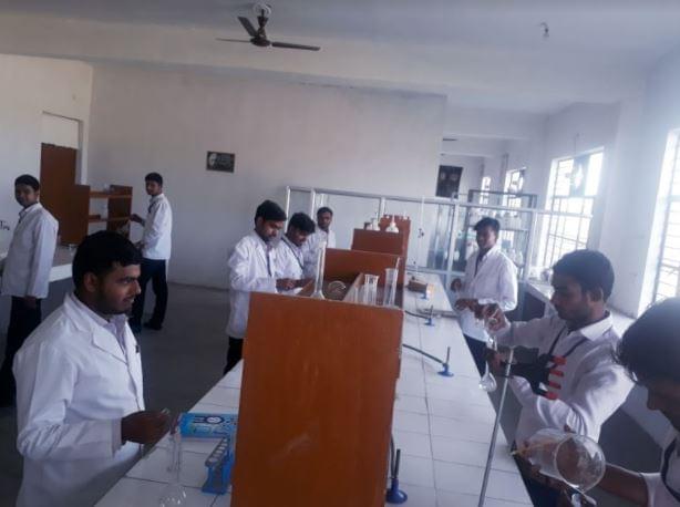 Saras College of Pharmacy Bagpat Laboratory photo 2