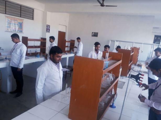 Saras College of Pharmacy Bagpat Laboratory photo 3
